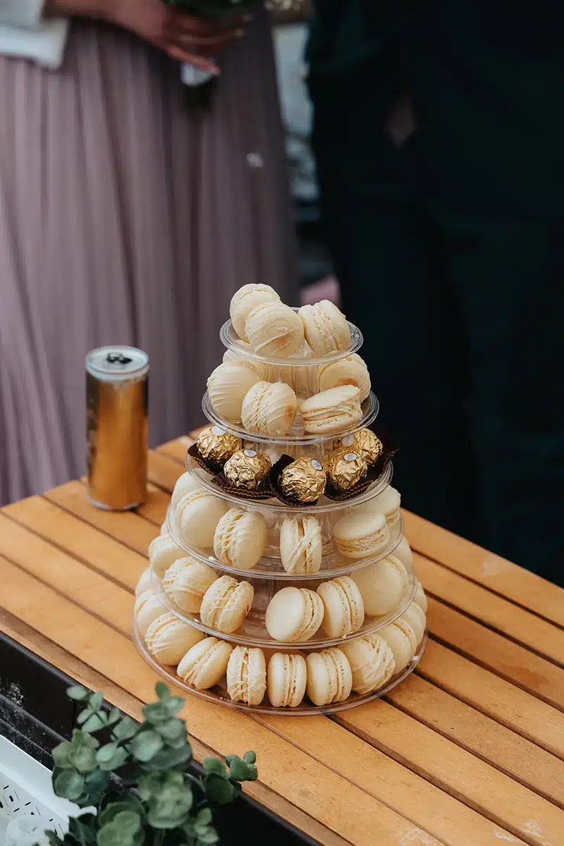 Ein Turm mit kleinen Süßspeisen.