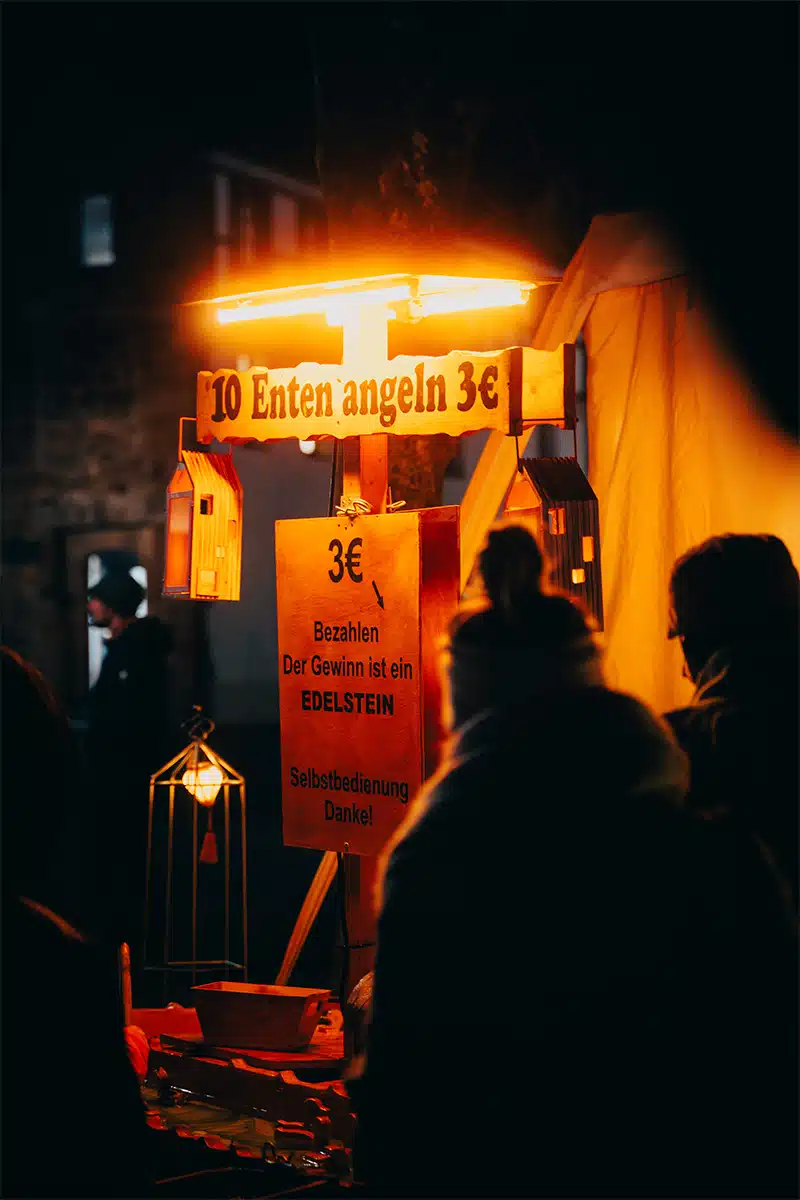 Enten angeln auf dem mittelalterlichen Markt in Siegburg.