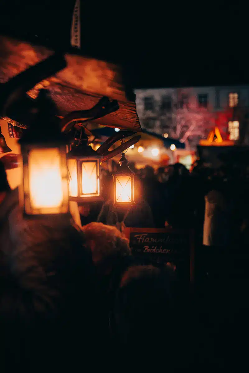 Lichter auf dem mittelalterlichen Markt in Siegburg.