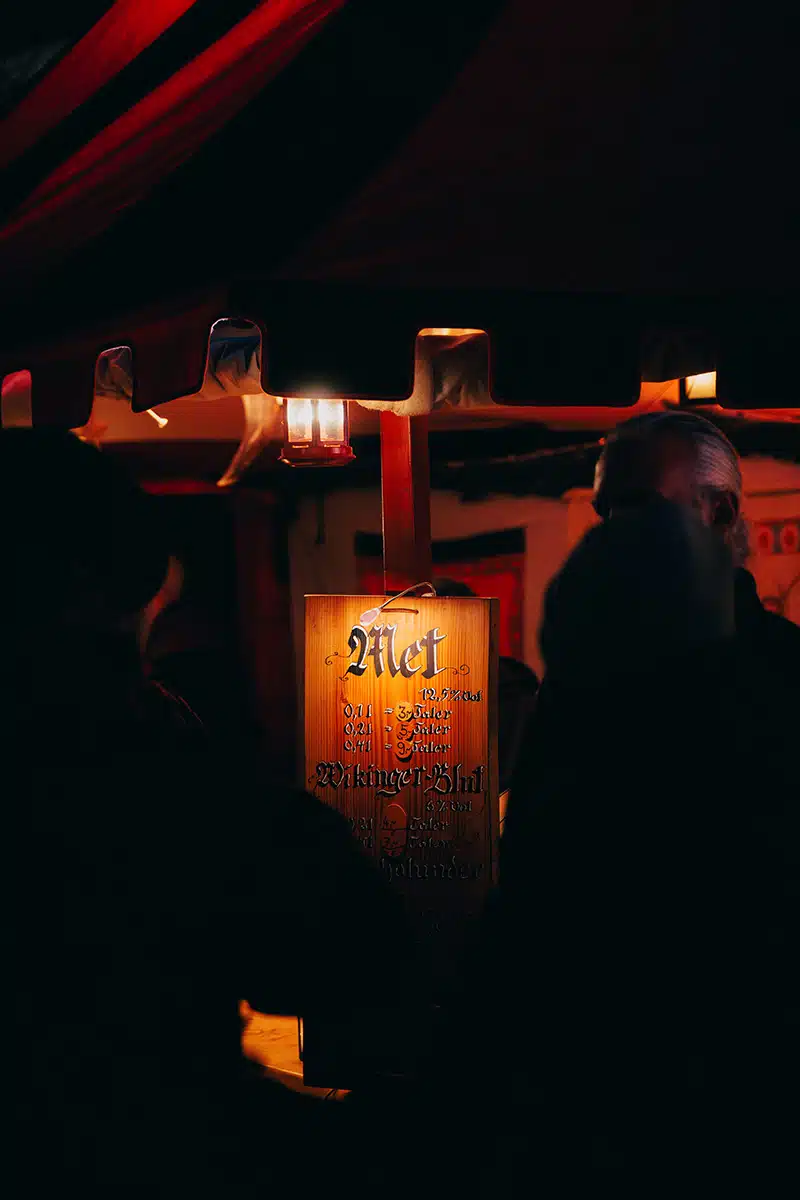 Ein Schild mit dem Schriftzug "Met" auf dem mittelalterlichen Markt in Siegburg.