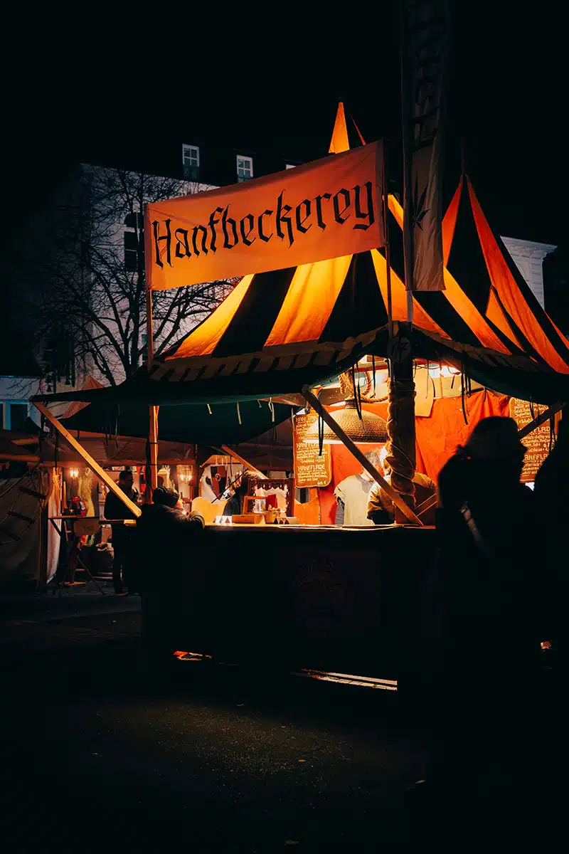 Eine Hanfbäckerei auf dem mittelalterlichen Markt in Siegburg.