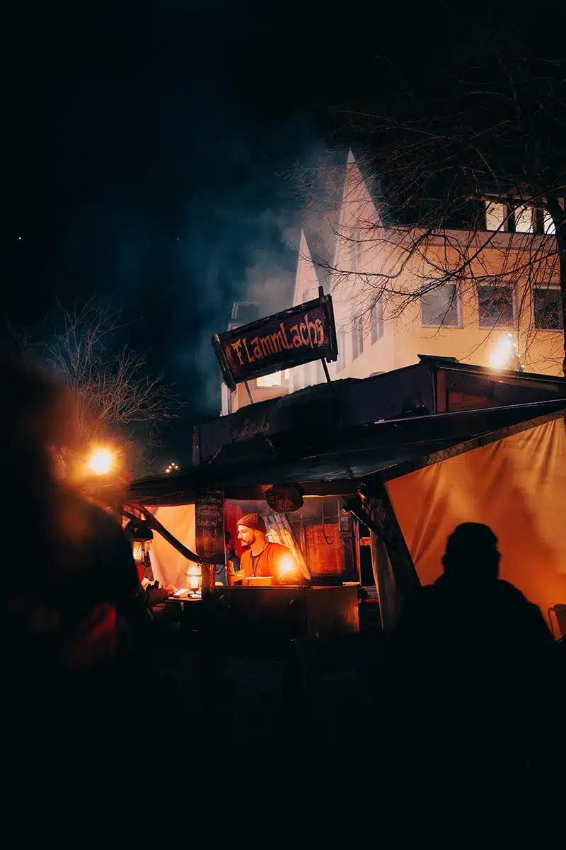 Flammlachsstand auf dem mittelalterlichen Markt in Siegburg.