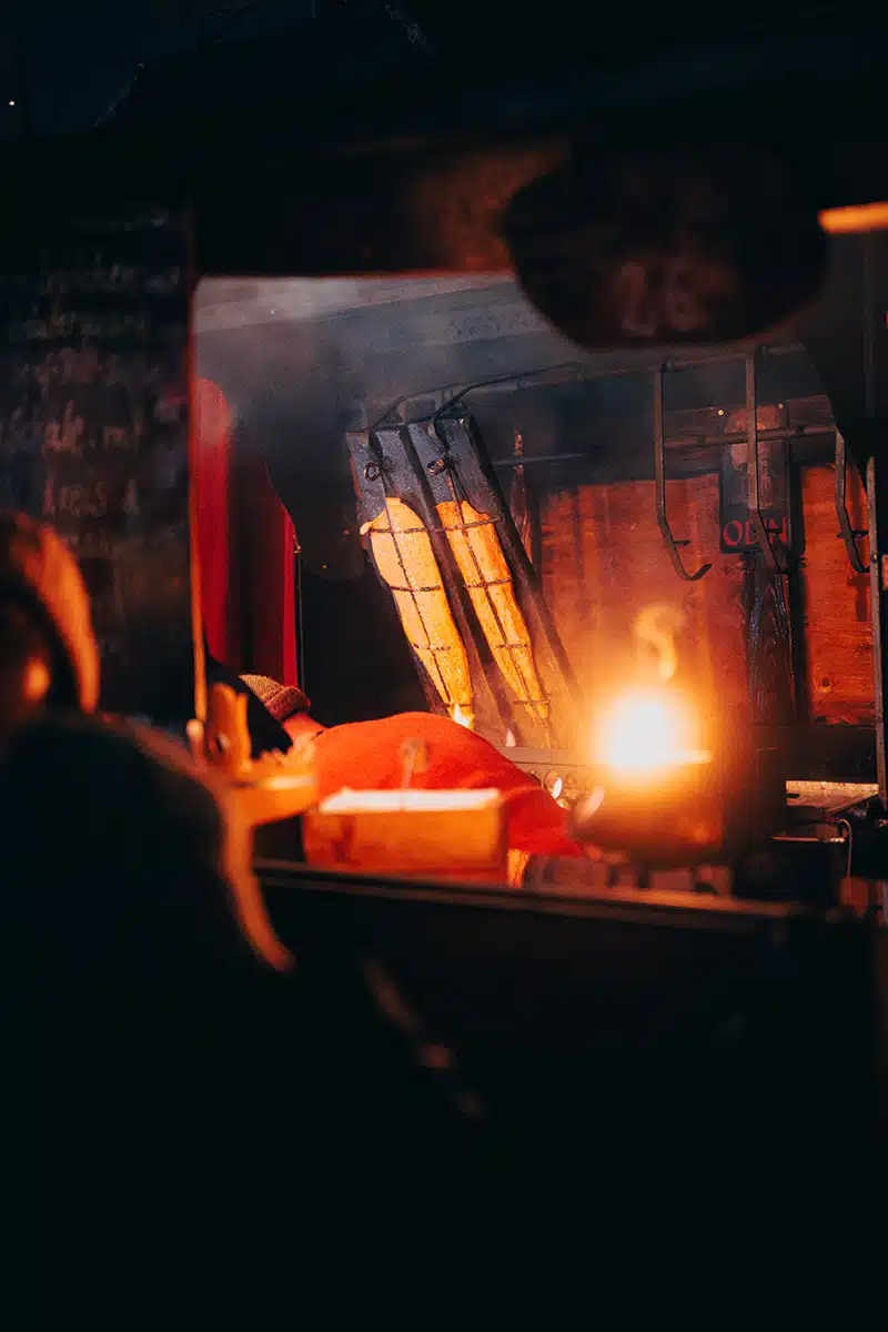 Flammlachs auf dem mittelalterlichen Markt in Siegburg.