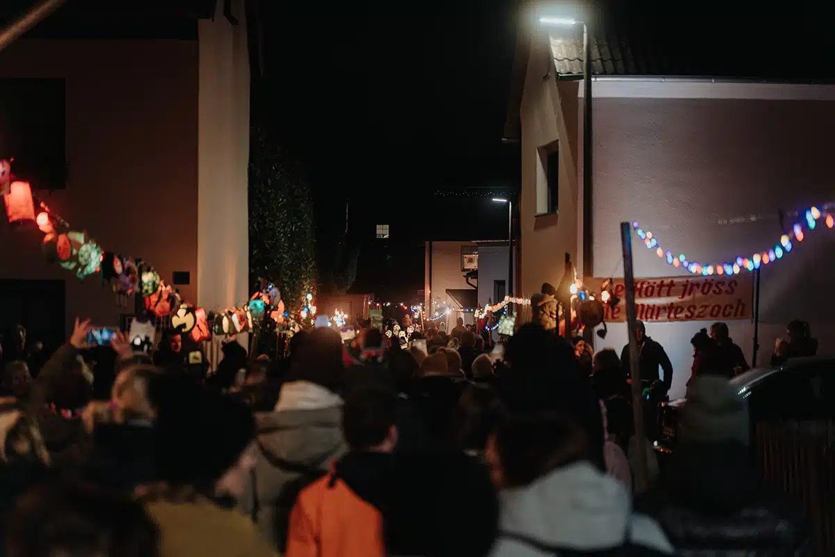 Anwohner haben eine ganze Straße mit Lichtern dekoriert für den Martinszug Sankt Augustin Niederpleis 2024.