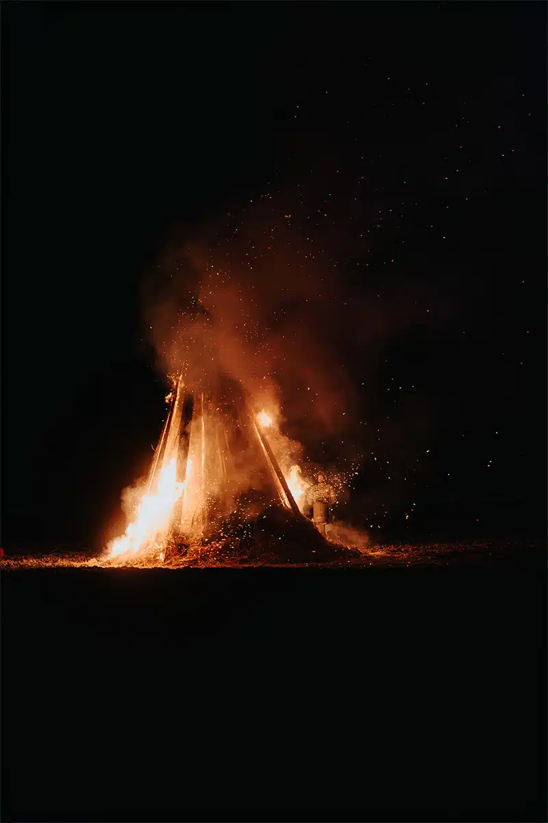 Das große Martinsfeuer brennt hell beim Martinszug Sankt Augustin Niederpleis 2024.