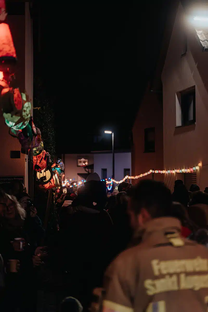 Anwohner haben eine ganze Straße mit Lichtern dekoriert für den Martinszug Sankt Augustin Niederpleis 2024.