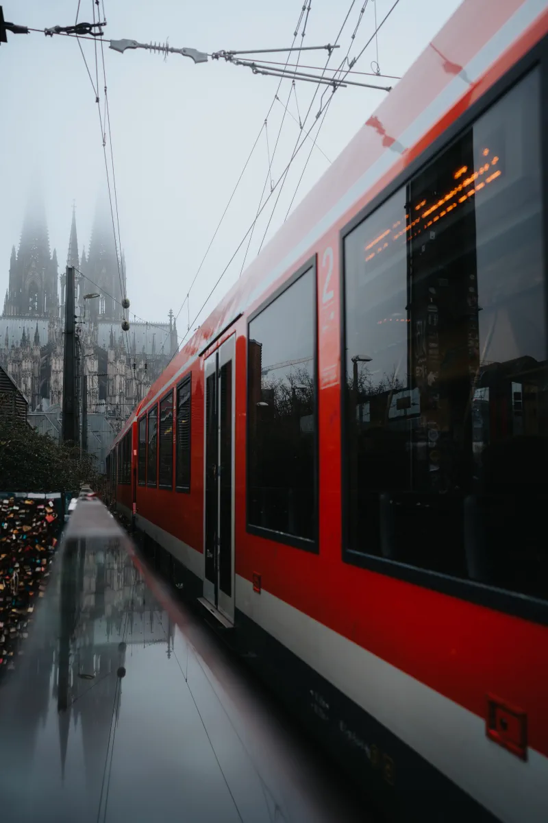 Eine S-Bahn vor dem Kölner Dom, Philipp Wildfeuer - Fotograf