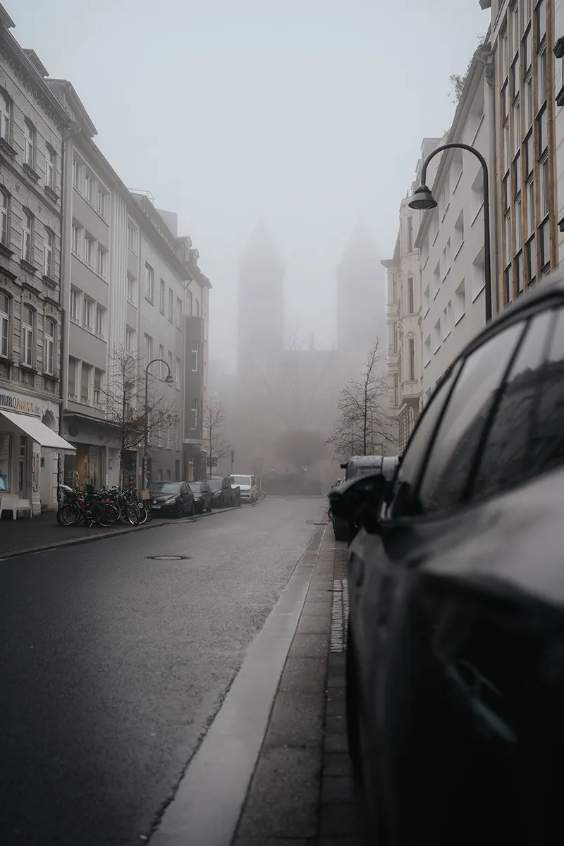 St. Michael im Nebel am Brüsseler Platz in Köln, Philipp Wildfeuer - Fotograf