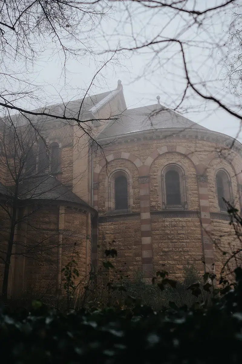 St. Michael im Nebel am Brüsseler Platz in Köln, Philipp Wildfeuer - Fotograf