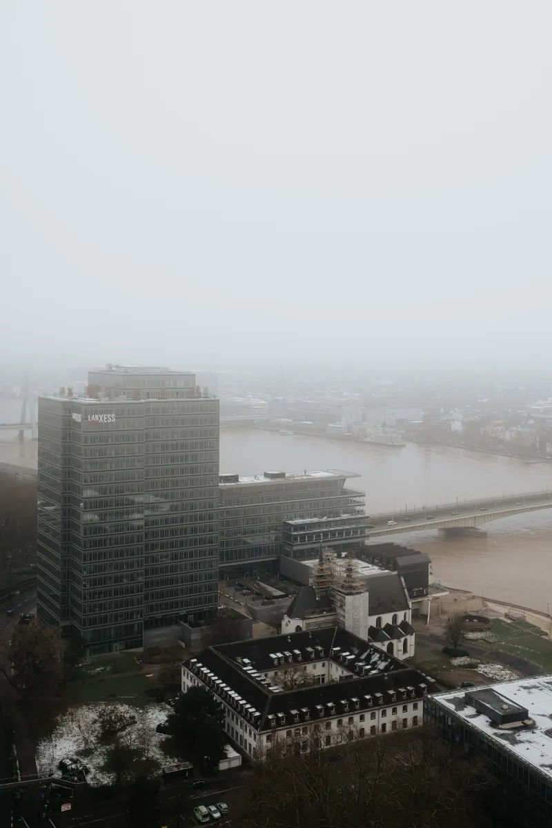 Das Lanxess-Geböude im Nebel, Philipp Wildfeuer - Fotograf