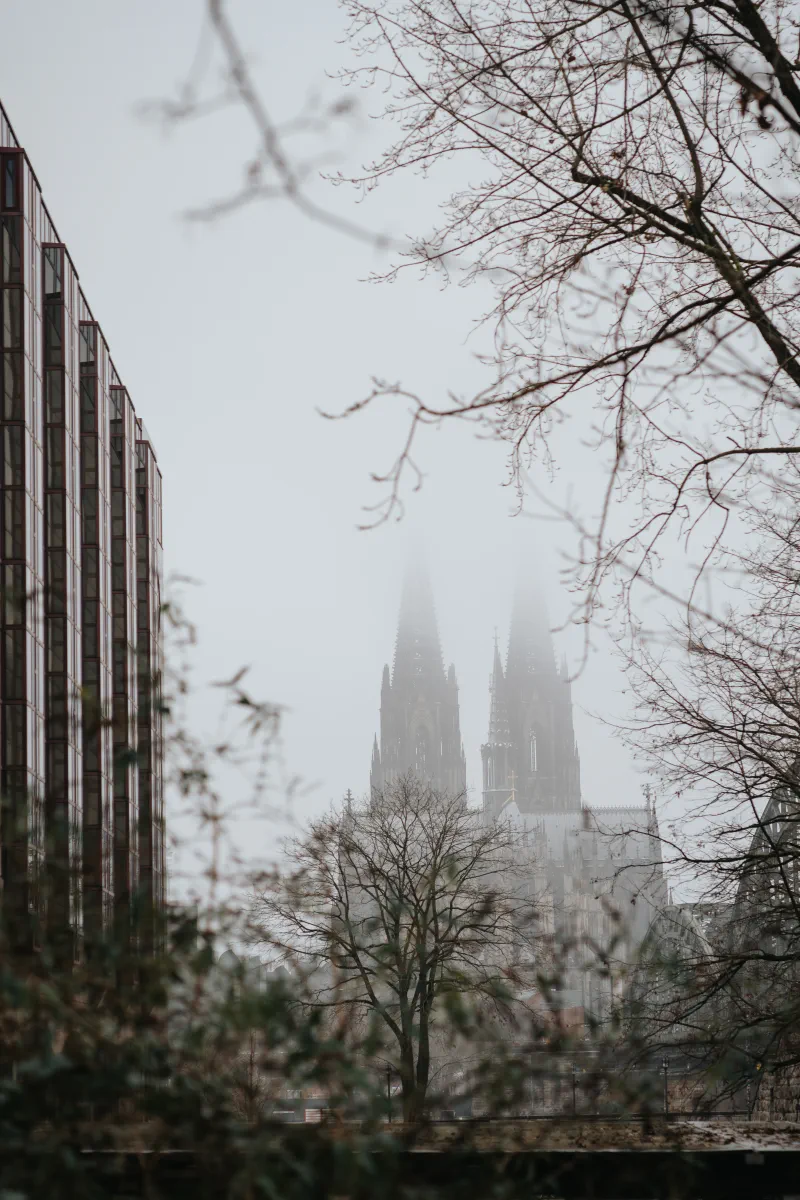 Der Kölner Dom im Nebel, Philipp Wildfeuer - Fotograf