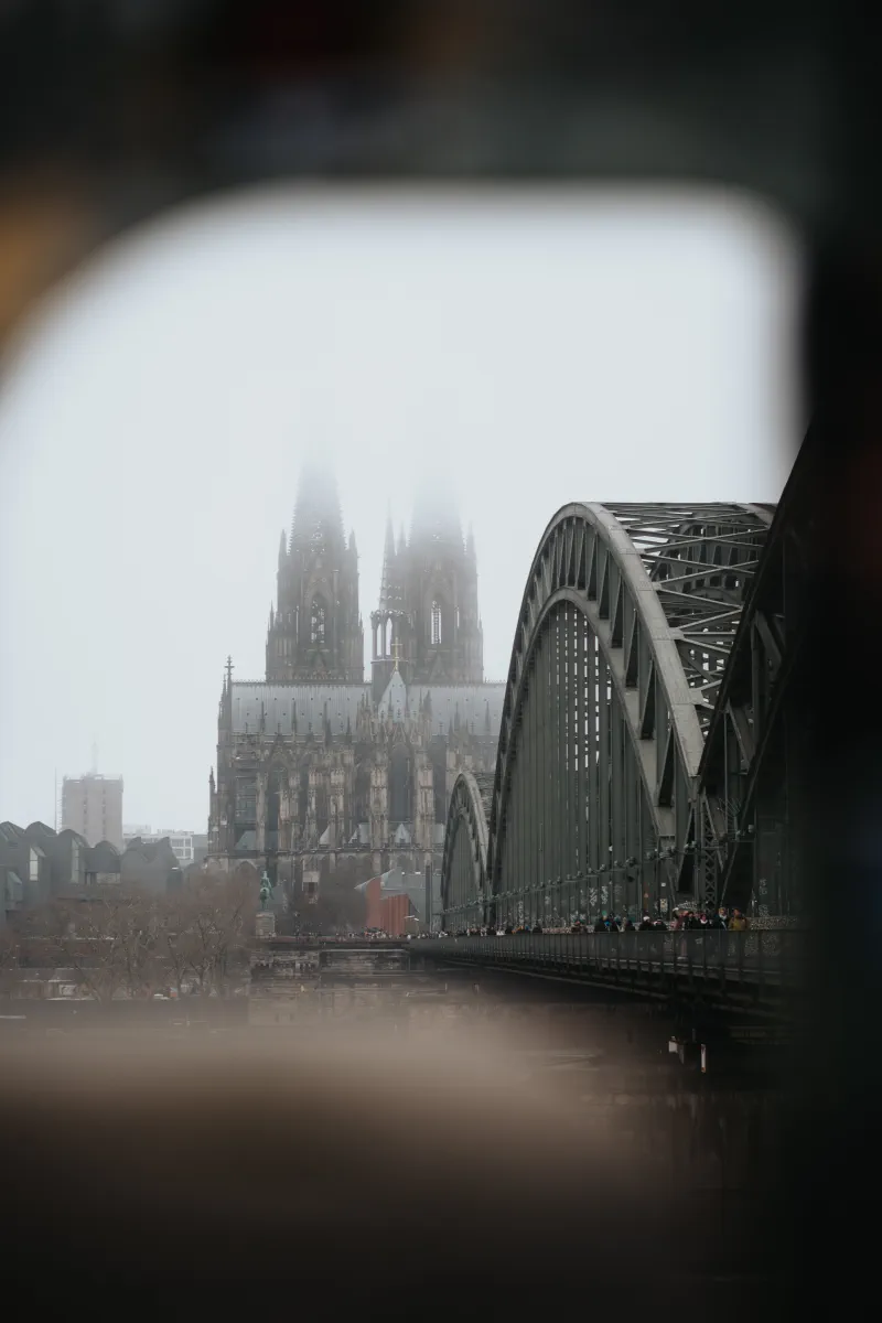 Der Kölner Dom, reingerahmt durch ein Brückenelement, Philipp Wildfeuer - Fotograf