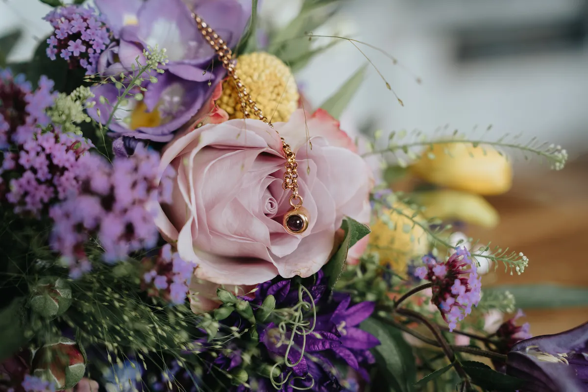 Detailaufnahme des Brautstraußes mit Perlenkette und Blumenschmuck, aufgenommen vom Hochzeitsfotograf Neunkirchen‑Seelscheid.