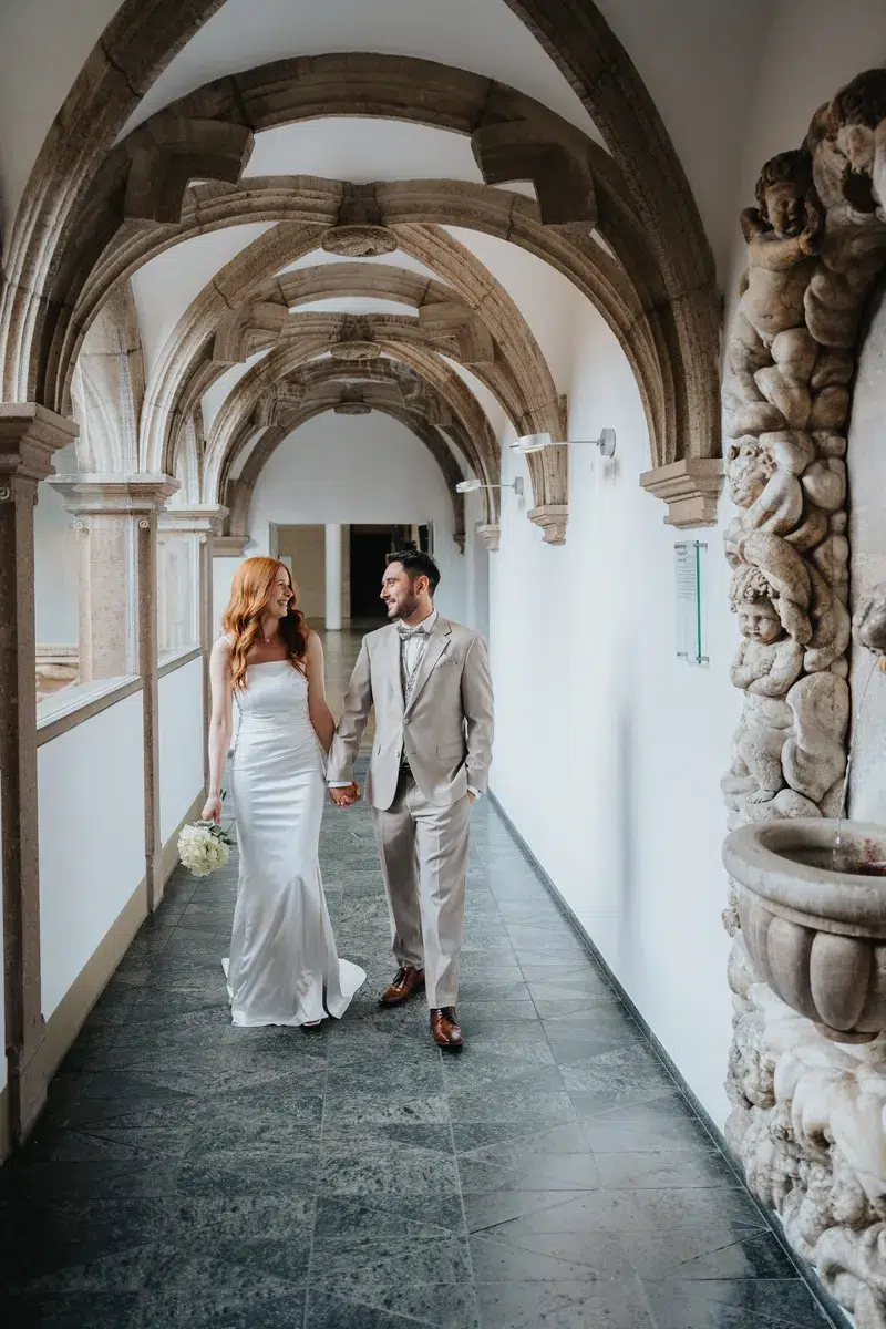 standesamt-fotograf-koeln-philipp-wildfeuer-hochzeitsfotograf-60 Das Brautpaar spaziert durch den gotischen Gang des Historischen Rathauses Köln nach der Trauung. (Standesamtliche Trauung Rentkammer Köln, Philipp Wildfeuer -Hochzeitsfotograf)