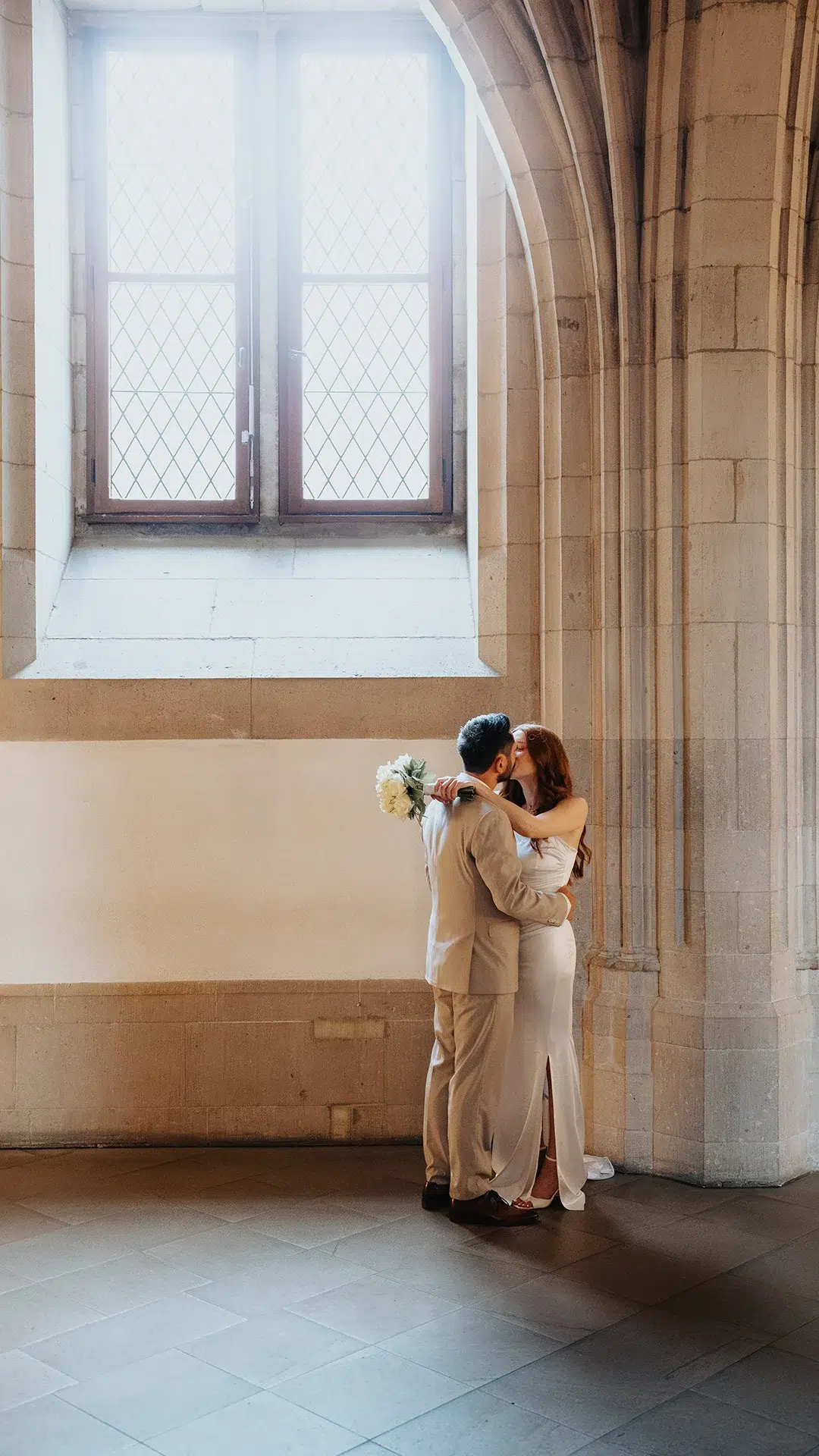 Braut und Bräutigam im Trausaal des Historischen Rathauses Köln kurz vor der standesamtlichen Trauung. (Standesamtliche Trauung Rentkammer Köln, Philipp Wildfeuer -Hochzeitsfotograf)